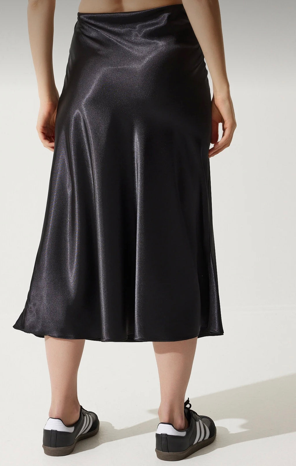 Satin surface skirt